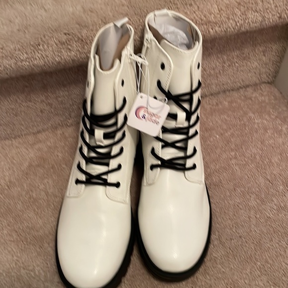 Brand New White Combat style boots. New in Packaging. Size 9 (see notation) NWT - Picture 7 of 11